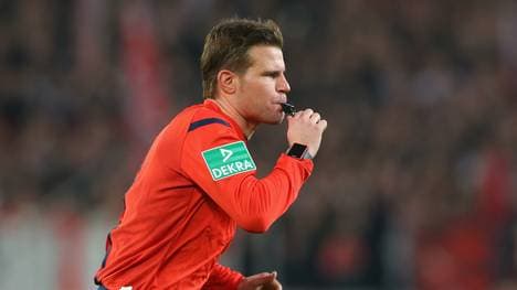 Felix Brych pfeift Schweden gegen Belgien