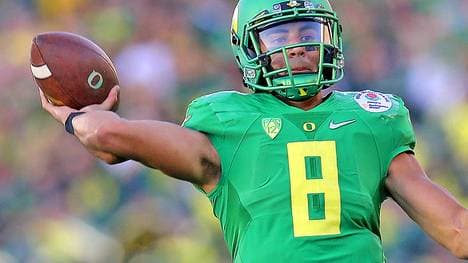 Marcus Mariota-Oregon Ducks-Wurf