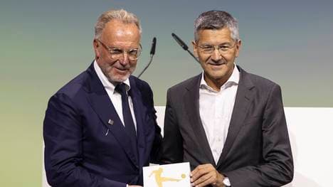 Karl-Heinz Rummenigge (l.)  wurde zum DFL-Ehrenangehörigen ernannt