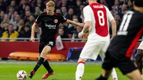 Hugo Larsson erzielt den Ausgleich der Eintracht