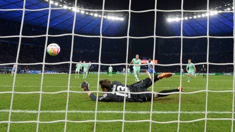 Alexander Schwolow ließ den Schuss von Lucas Tousart durchrutschen