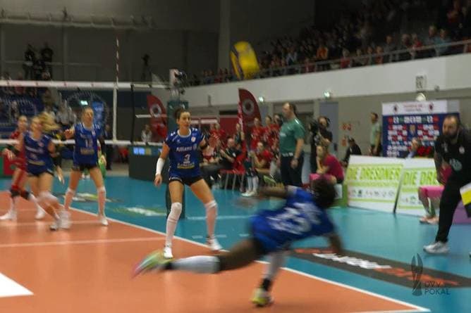 Mega Rettungsaktion! Dieser Ball wird noch zum Punkt