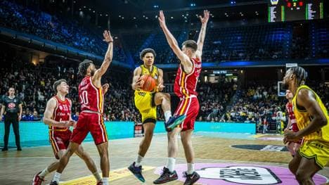 Berlins Jack Kayil (M.) behauptet den Ball