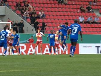 Der 1. FC Magdeburg steht in der zweiten Runde des DFB-Pokals. Der Zweitligist setzt sich gegen kampfstarke Regensburger durch.