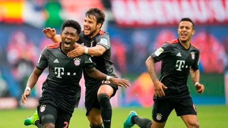 Juan Bernat (m.) steht offenbar auf dem Wunschzettel von Juventus Turin