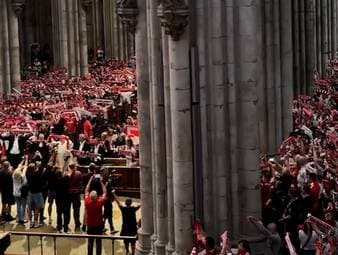 Vor dem Bundesliga-Auftakt des 1. FC Köln versammeln sich Fans zur traditionellen Fußball-Andacht im Kölner Dom. Gemeinsam stimmen sie sich auf die neue Saison ein.