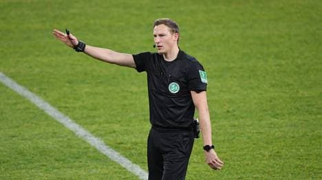 Schiedsrichter Martin Petersen wurde nach einem Fehler als VAR für ein Bundesliga-Spiel abgesetzt