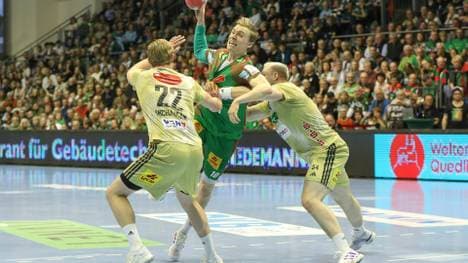 Gisli Kristjansson setzt sich gegen den Block durch