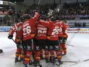 Das DEB-Team gewinnt den Deutschland Cup 2025 und darf den Pokal in die Höhe stemmen.