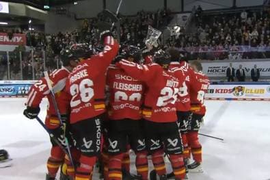 Revanche geglückt: DEB-Team darf Pokal in die Höhe stemmen