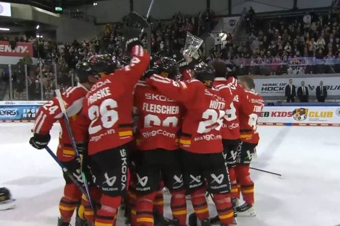 Revanche geglückt: DEB-Team darf Pokal in die Höhe stemmen