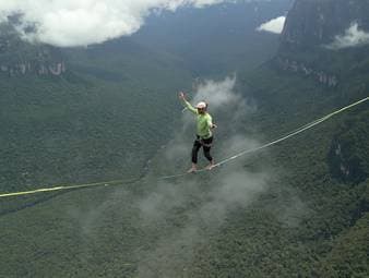 Deutsche Slackliner überqueren in Venezuela den höchsten Wasserfall der Erde und stellen dabei einen Weltrekord auf.