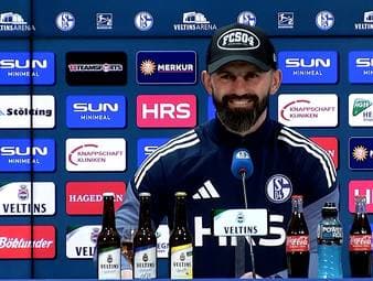 Miron Muslic gibt auf der Pressekonferenz Einblicke in den Ablauf des Transfers, den Anruf von Edin Džeko und das Vorhaben mit dem Neuzugang. 