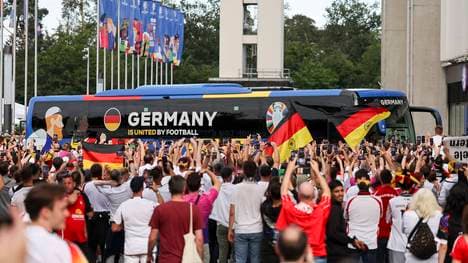 Der Mannschaftsbus des DFB-Teams in Frankfurt
