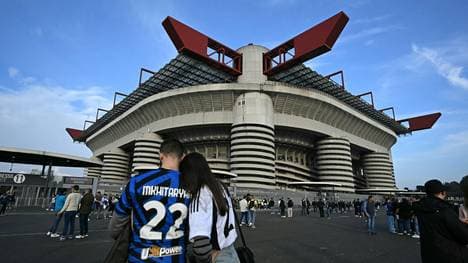 Fans vor Meazza-Stadion in Mailand