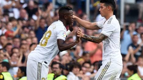 James Rodriguez (r.) muss schon wieder verletzt passen