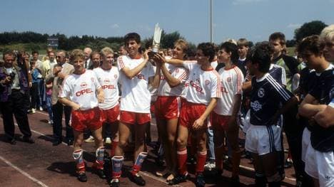 Markus Babbel (mit Pokal) und Max Eberl (l.) wurden einst beim FC Bayern deutscher B-Jugend-Meister