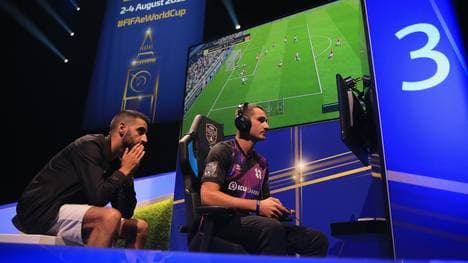 Bei den großen FIFA-Turnieren wie dem FIFA eWorld Cup geht um bis zu 400.000 US-Dollar Preisgeld