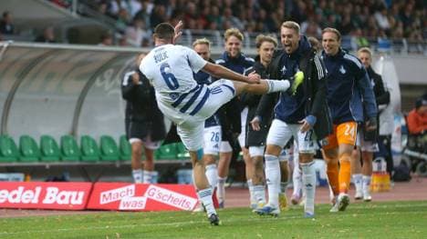 Bulic bejubelt das 1:0 mit der Duisburger Bank