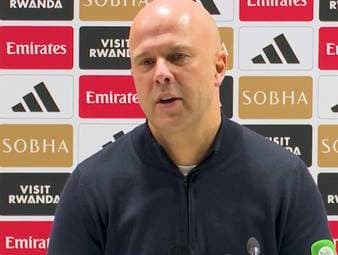 Liverpool-Coach Arne Slot äußert sich nach dem 0:0 gegen Arsenal zum Vorfall zwischen Gabriel Martinelli und Conor Bradley. Der Brasilianer warf den Ball nach dem Engländer und packte ihn, ohne zu wissen, dass dieser verletzt war.