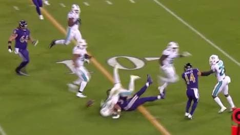 Ravens-Quarterback Joe Flacco bekommt von Kiko Alonso einen massiven Hit ab