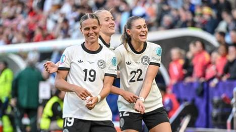 Klara Bühl (l.), Lea Schüller (M.) und Jule Brand jubeln für die verletzte Giulia Gwinn