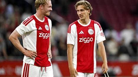 Mika Godts (r.) verlässt Ajax wohl in Richtung Paris