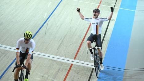 Roger Kluge und Theo Reinhardt freuen sich über Silber im Zweier-Mannschaftsfahren