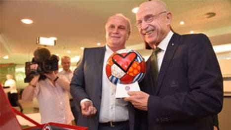 Uli Hoeneß gratuliert seinem ehemaligen Intimfeind Willi Lemke zum 70. Geburststag