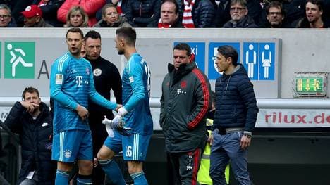 Bayern-Torwart Manuel Neuer (l.) muss mit Muskelfaserriss zuschauen, Sven Ulreich wird ihn vertreten