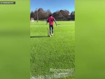 Jamal Musiala ist zurück auf dem Trainingsplatz. Alphonso Davies zeigt, wie der Bayern-Star an seinem Comeback arbeitet. 