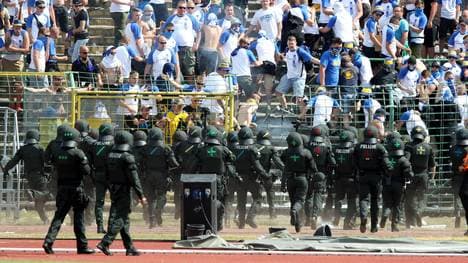 Fans von Lok Leipzig stürmten in Erfurt den Platz