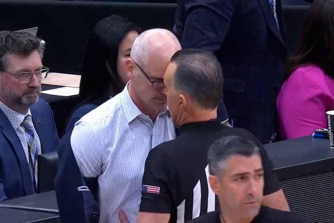 Kopf an Kopf mit dem Schiri! Trainer dreht völlig durch