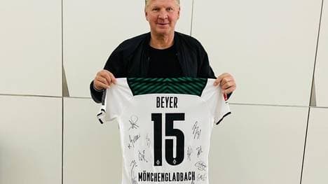 Stefan Effenberg versteigert ein handsigniertes Gladbach-Trikot für den guten Zweck.