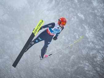 Fahnenträgerin mit Luft nach oben