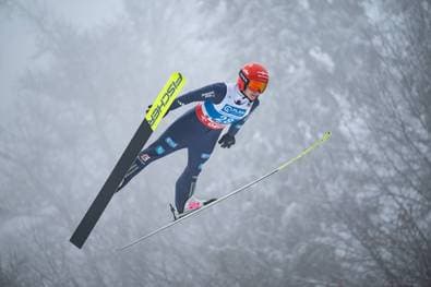Fahnenträgerin mit Luft nach oben