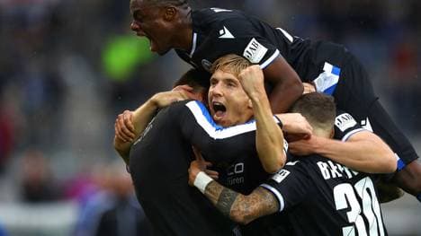 Jóan Símun Edmundsson (m.) trifft zum Sieg in die kurze Eck