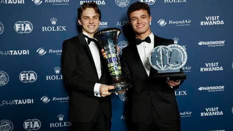 Oscar Piastri (l.) bleibt McLaren ebenso langfristig treu wie Lando Norris