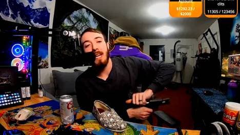 Der eSportler und Twitch-Streamer nutzt eine Pistole während eines Streams - Twitch bannte ihn nun dafür