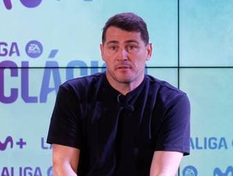 Bei Real Madrid herrscht derzeit großes Chaos. Torhüterlegende Iker Casillas äußert sich zur aktuellen Situation der Königlichen und erklärt, dass José Mourinho für ihn nicht der beste Kandidat für den Trainerposten ist und er überraschenderweise Xabi Alonso als passendere Lösung sieht.
