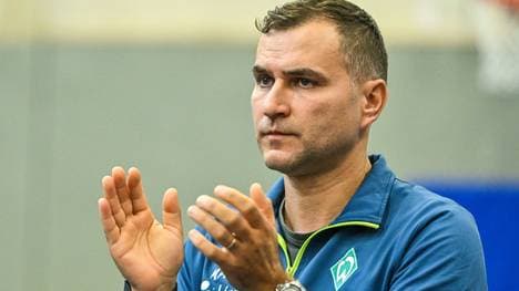 Gelassen: Werder-Coach Cristian Tamas