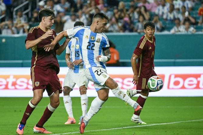 Argentinien müht sich ohne Messi zum Sieg