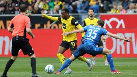 Jamie Gittens (2.v.l.) wechselt zu Chelsea