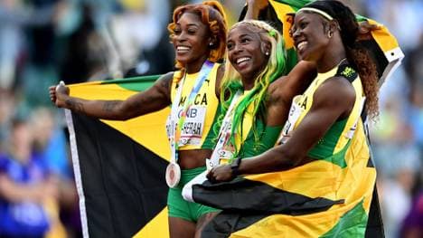 Thompson-Herah (l.) und Fraser-Pryce (M.) bei der WM