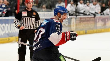 Christoph Ullmann wird auch über das Jahr 2017 bei den Adler Mannheim spielen