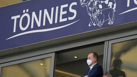 S04 prüft Sponsoring-Angebot von Clemens Tönnies