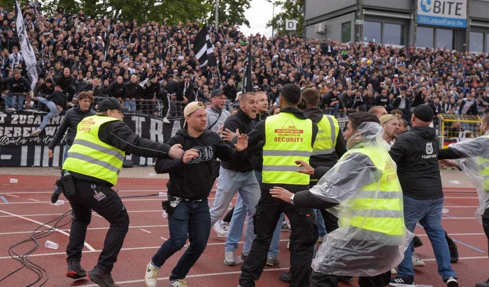 Nach dem Nürnberger Führungstreffer hielt es einige Ulmer Fans nicht mehr auf der Tribüne