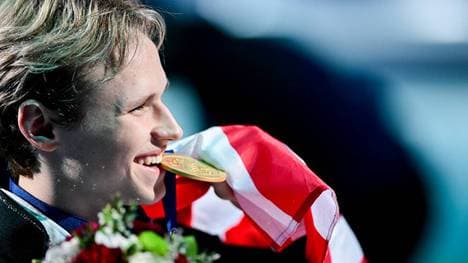 Ilia Malinin freut sich über die Goldmedaille