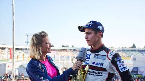 Sarah Valentina wird die Porsche-Piloten (r.: Thomas Preining) interviewen