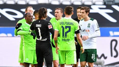 Max Kruse (M.) legt sich mit Gladbachs Keeper Yann Sommer an